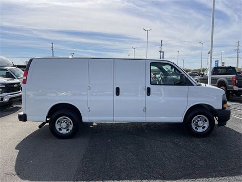 Used 2018 Chevrolet Express 3500 image 2