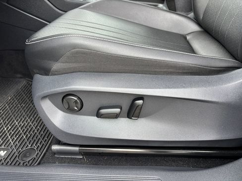 Used 2022 Volkswagen Tiguan SE image 14