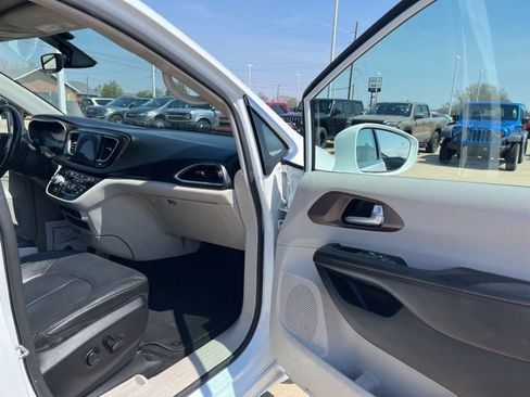 Used 2018 Chrysler Pacifica Touring-L Plus image 16