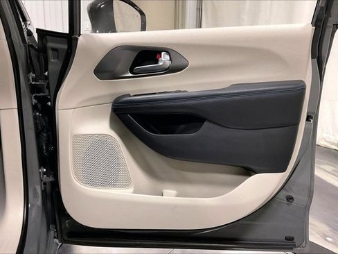 Used 2021 Chrysler Pacifica Touring-L w/ Uconnect Theater Family Group FWD image 24