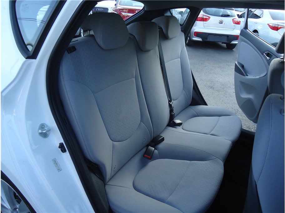 Used 2013 Hyundai Accent SE FWD image 14