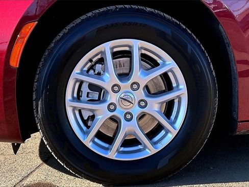 Used 2023 Chrysler Pacifica Touring-L image 12