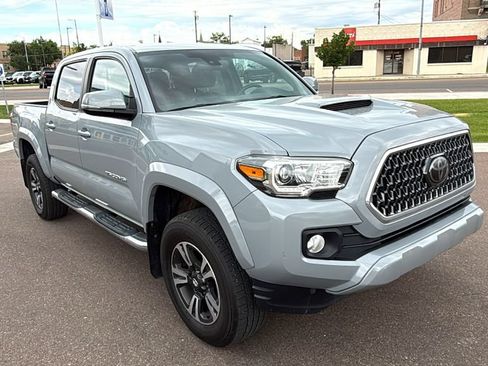 Used 2018 Toyota Tacoma TRD Sport AWD/4WD image 3