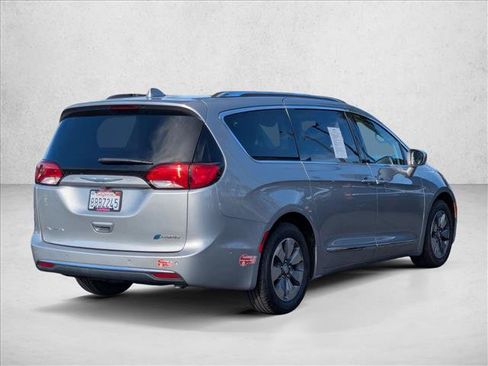 Used 2017 Chrysler Pacifica Platinum FWD image 5