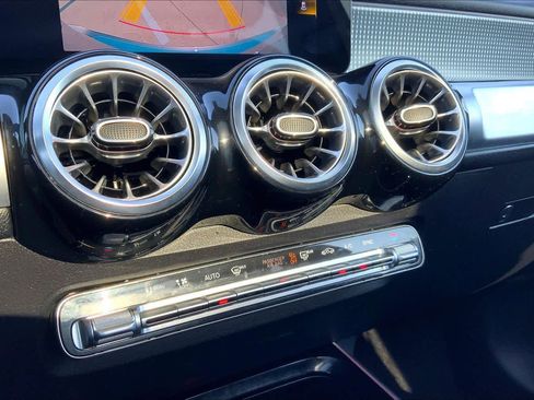 Used 2022 Mercedes-Benz GLB 250 4MATIC image 35