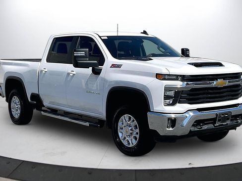 Used 2024 Chevrolet Silverado 2500 LT AWD/4WD image 2