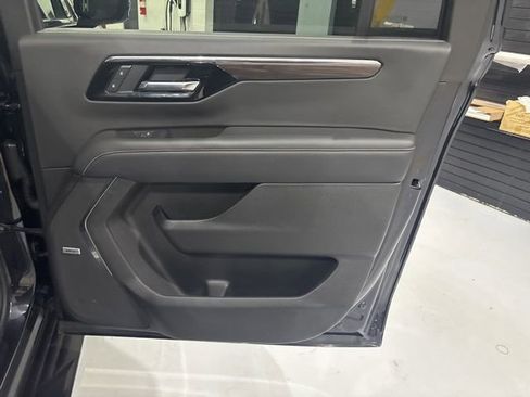 Used 2025 Chevrolet Suburban Premier image 33