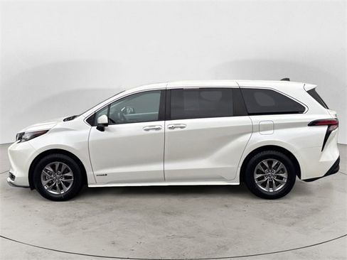 Used 2021 Toyota Sienna XLE image 2