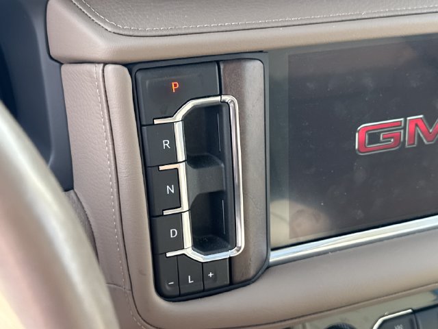 Used 2024 GMC Yukon Denali w/ Advanced Technology Package AWD/4WD image 17