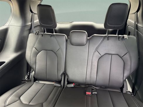 New 2026 Chrysler Pacifica Select image 12