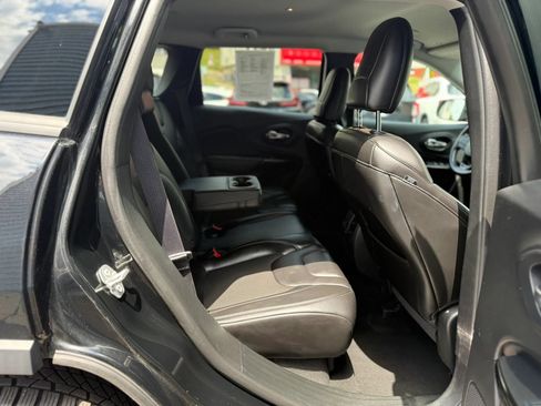 Used 2019 Jeep Cherokee Latitude Plus AWD/4WD image 31