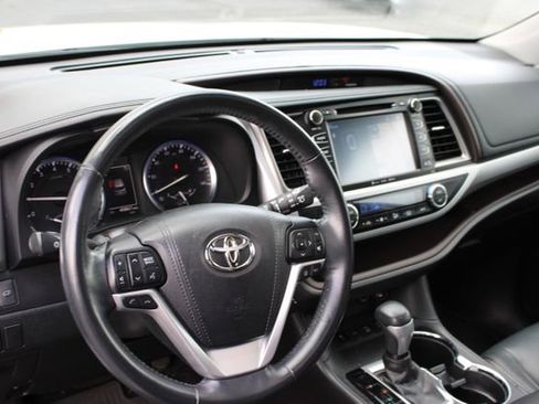 Used 2018 Toyota Highlander XLE AWD/4WD image 6