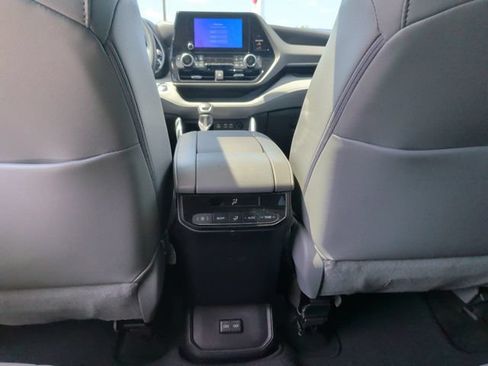 Used 2023 Toyota Highlander XLE FWD image 33