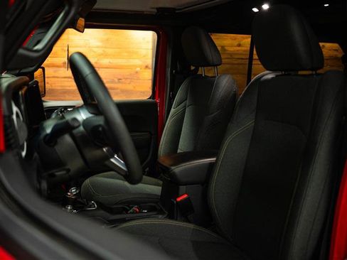 Used 2025 Jeep Wrangler Unlimited Sahara w/ Safety Group image 9