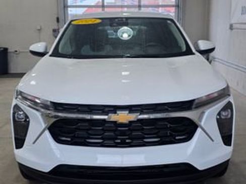 Used 2024 Chevrolet Trax LS w/ LS Convenience Package image 10