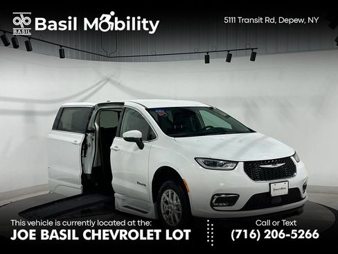 Used 2023 Chrysler Pacifica Touring-L FWD image 1