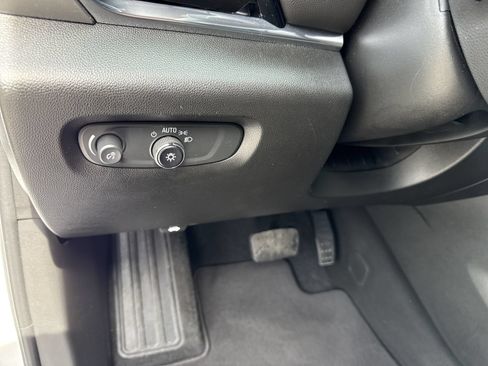 Used 2023 Chevrolet Traverse LT FWD image 18