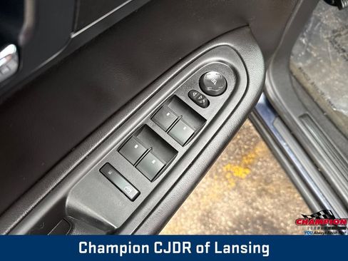 Used 2015 GMC Acadia SLE image 13