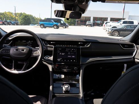 New 2025 Jeep Grand Cherokee L Laredo w/ Luxury Tech Group I RWD image 20