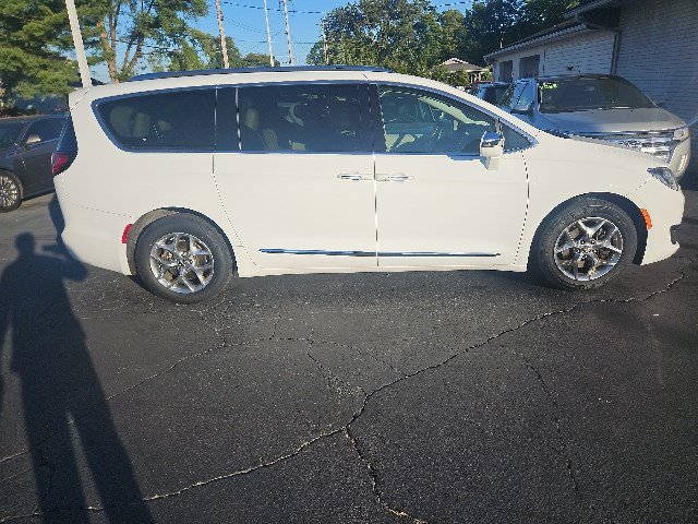 Used 2018 Chrysler Pacifica Limited FWD image 2