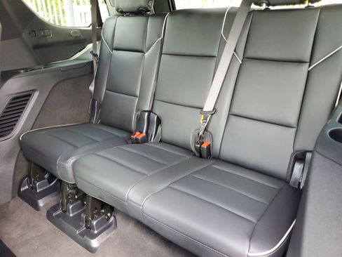 Used 2025 Cadillac Escalade Premium Luxury image 13