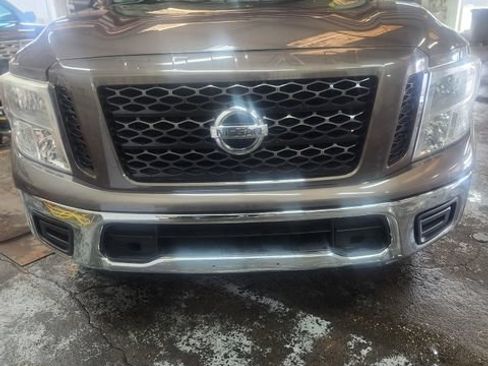 Used 2019 Nissan Titan SV RWD image 1