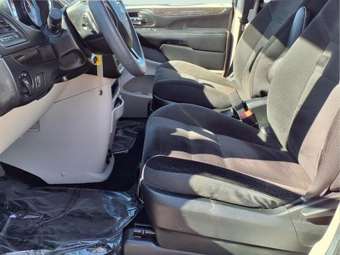 Used 2019 Dodge Grand Caravan SE w/ UConnect Hands-Free Group image 16