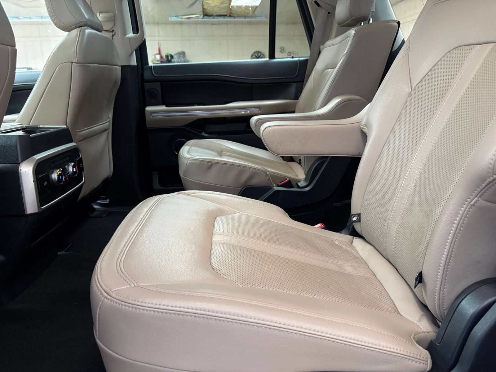 Used 2024 Ford Expedition Limited RWD image 28