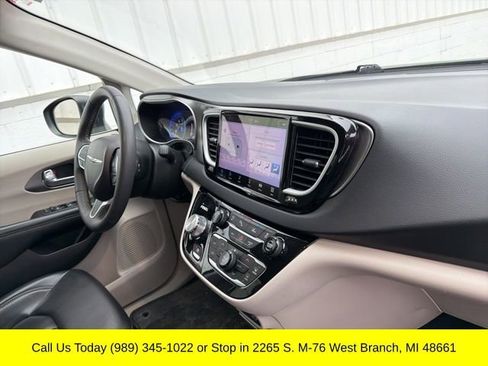 Used 2023 Chrysler Pacifica Touring-L image 38