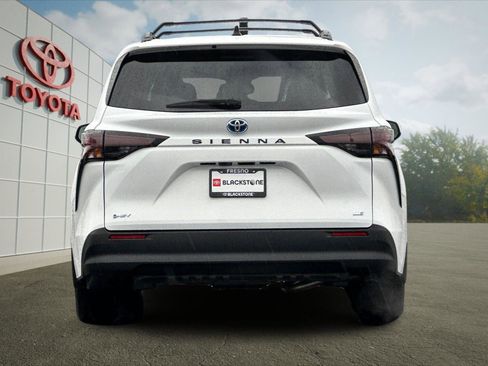 Used 2025 Toyota Sienna LE w/ LE Plus Package image 4