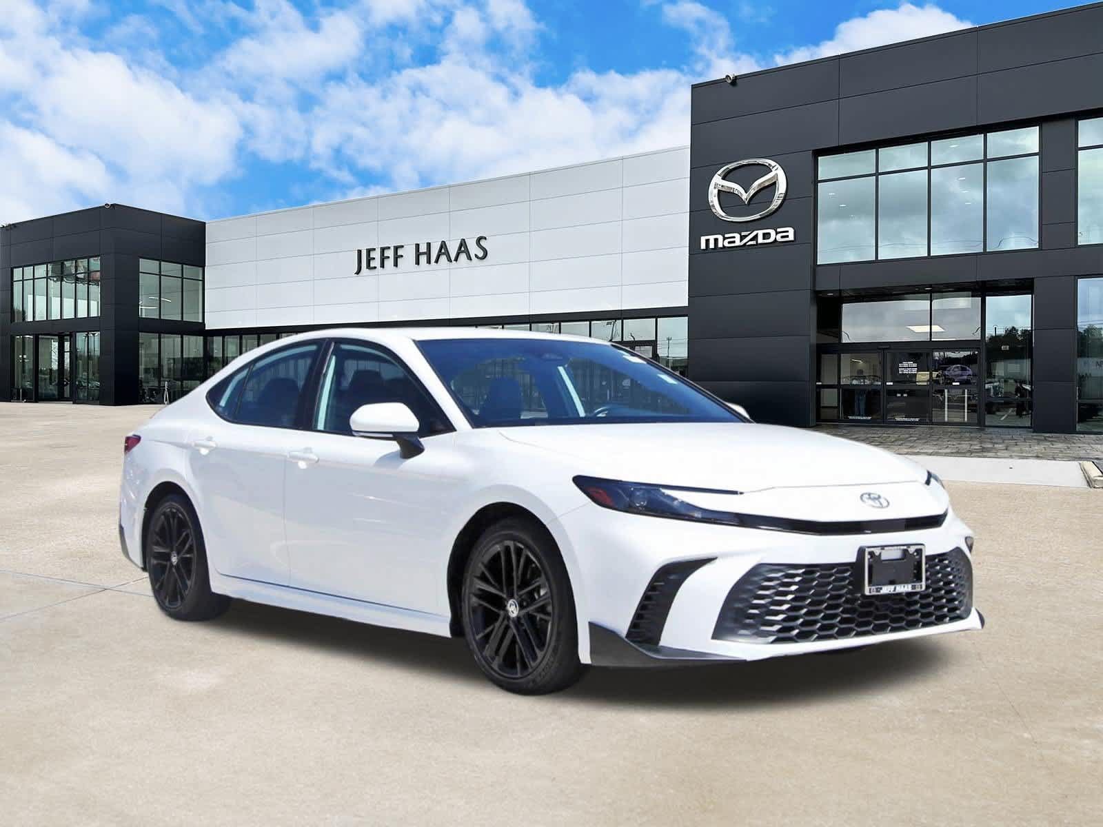 Used 2025 Toyota Camry SE FWD image 4