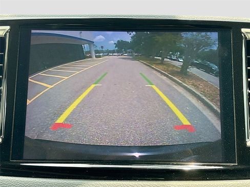 Used 2023 Chrysler Pacifica Touring-L FWD image 13