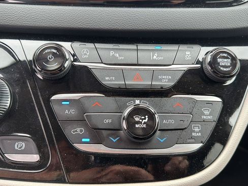Used 2024 Chrysler Pacifica Touring-L FWD image 8