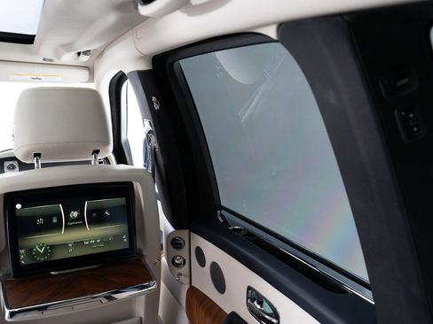 Certified 2020 Rolls-Royce Cullinan image 32