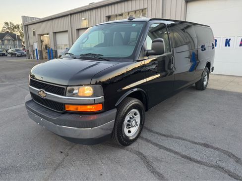 Used 2017 Chevrolet Express 3500 LT w/ LT Preferred Equipment Group RWD image 7