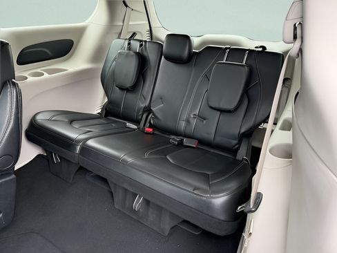 Used 2024 Chrysler Pacifica Touring-L FWD image 8