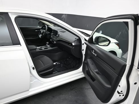 Used 2025 Nissan Altima 2.5 SV FWD image 13