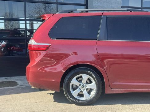 Used 2018 Toyota Sienna LE image 51
