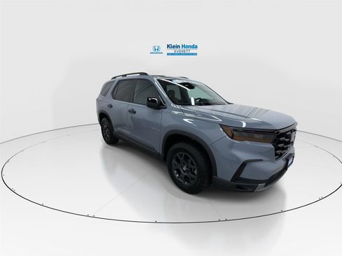 Certified 2025 Honda Pilot TrailSport image 4