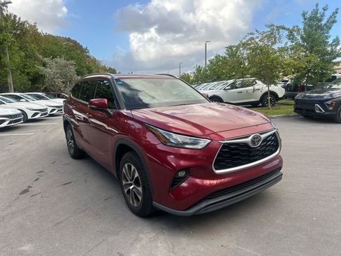 Used 2020 Toyota Highlander XLE image 3