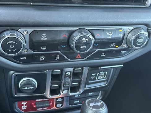Used 2024 Jeep Wrangler Unlimited Rubicon AWD/4WD image 23
