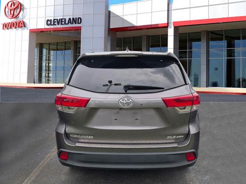 Used 2019 Toyota Highlander XLE AWD/4WD image 6