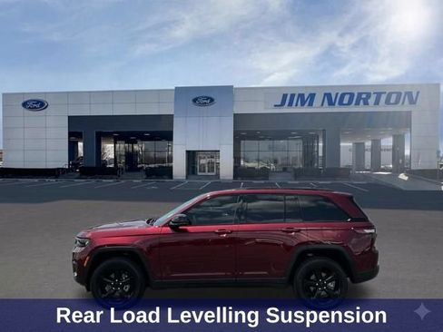 Used 2025 Jeep Grand Cherokee Altitude AWD/4WD image 8