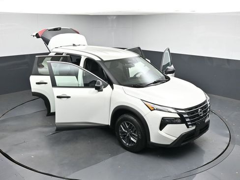 Used 2024 Nissan Rogue S image 43