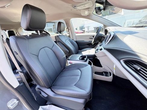 Used 2023 Chrysler Pacifica Touring-L FWD image 19