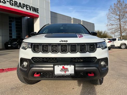 Used 2025 Jeep Compass Trailhawk AWD/4WD image 2