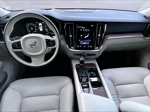 Used 2020 Volvo S60 T5 Momentum image 14