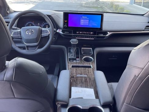 Used 2026 Toyota Sienna Limited FWD image 10