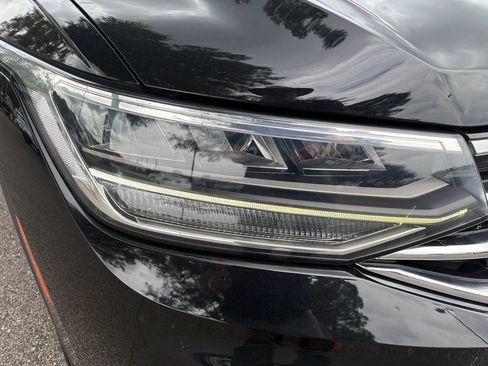 Used 2022 Volkswagen Tiguan SE w/ Panoramic Sunroof Package FWD image 35