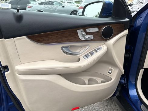 Used 2022 Mercedes-Benz GLC 300 w/ Premium Package Lite image 19